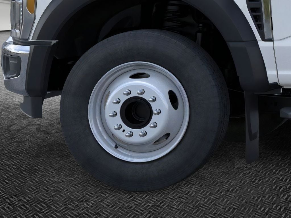 2026 Ford F-600SD XL DRW 4x2 / 7.3L V8 / 120" CA Chassis
