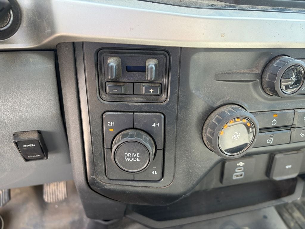 2023 Ford F-550SD XL DRW 4x4 / 6.7L Diesel / 9'7" Steel Dump w/L-Pack