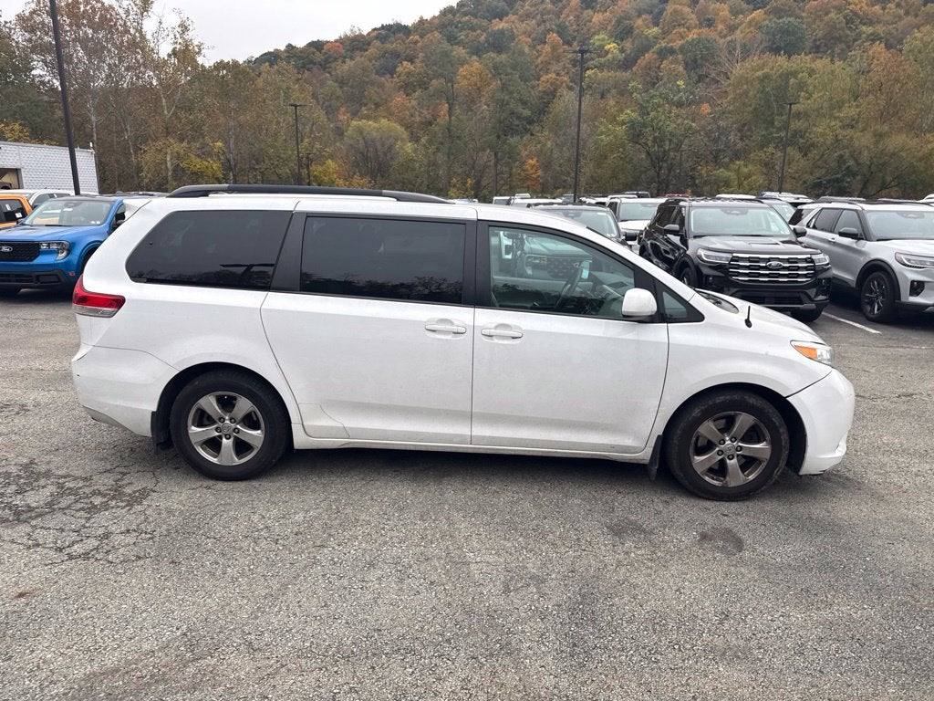 2014 Toyota Sienna LE 8 Passenger