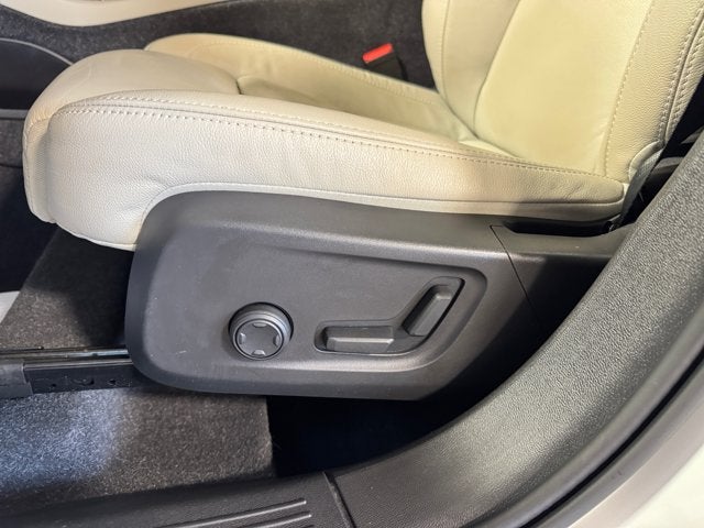 2023 Volvo XC40 B5 Plus Dark Theme