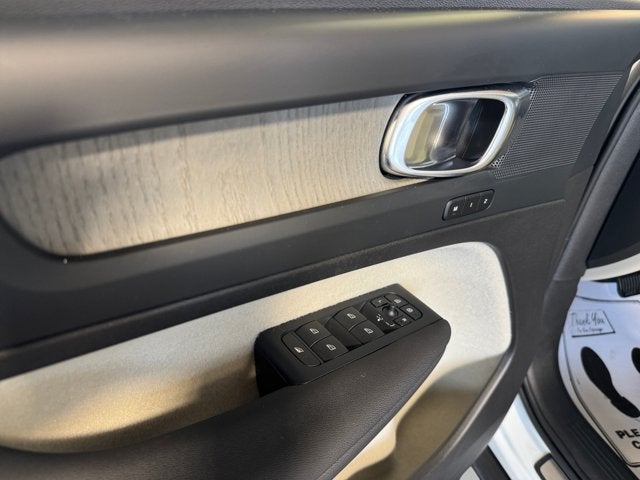 2023 Volvo XC40 B5 Plus Dark Theme