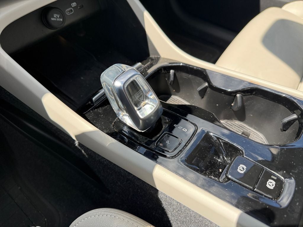 2023 Volvo XC40 B5 Plus Dark Theme