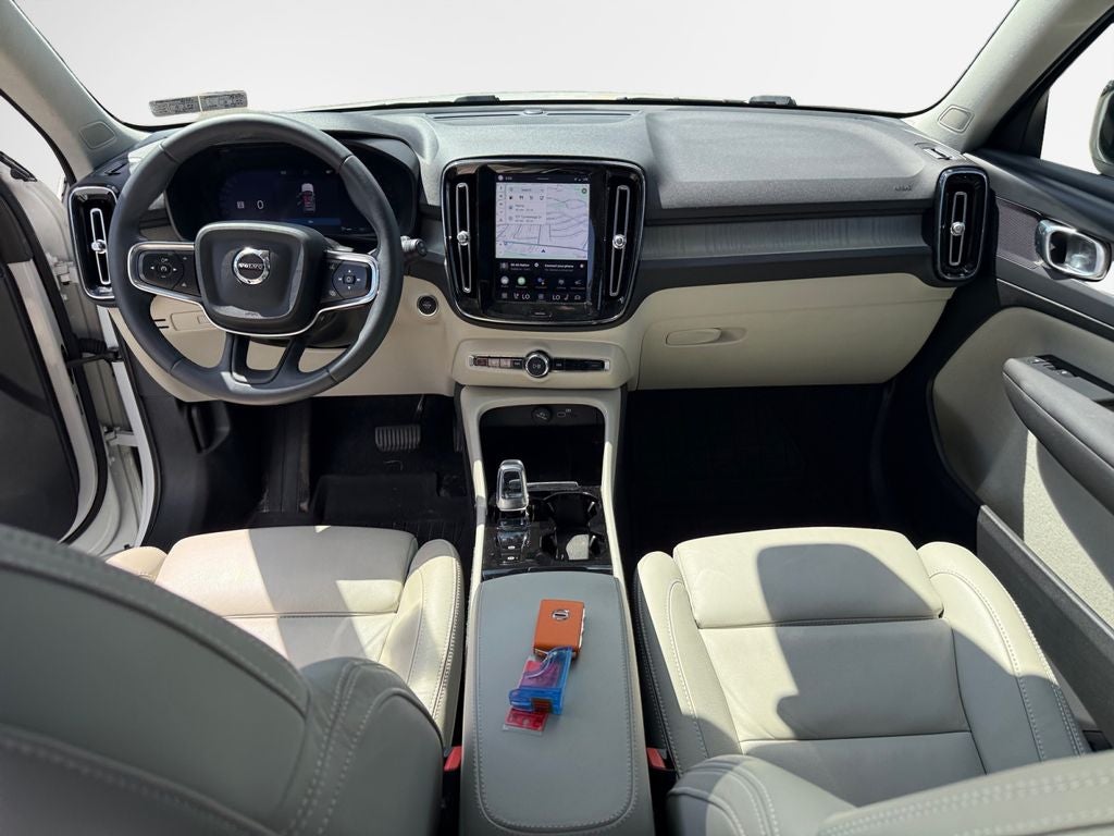 2023 Volvo XC40 B5 Plus Dark Theme