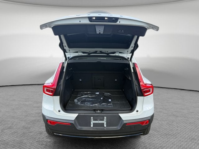 2023 Volvo XC40 B5 Plus Dark Theme