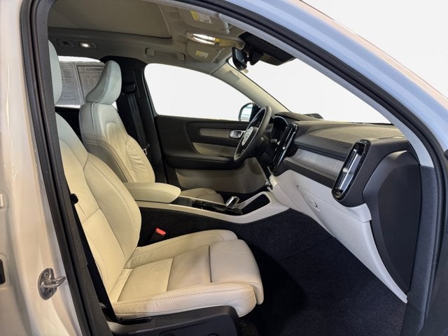 2023 Volvo XC40 B5 Plus Dark Theme