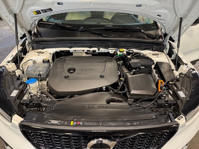 2023 Volvo XC40 B5 Plus Dark Theme