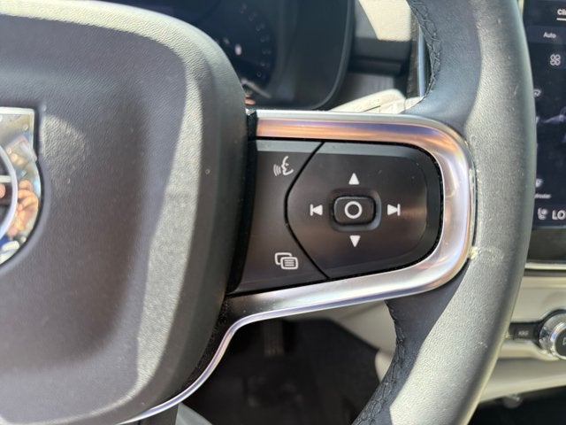 2023 Volvo XC40 B5 Plus Dark Theme
