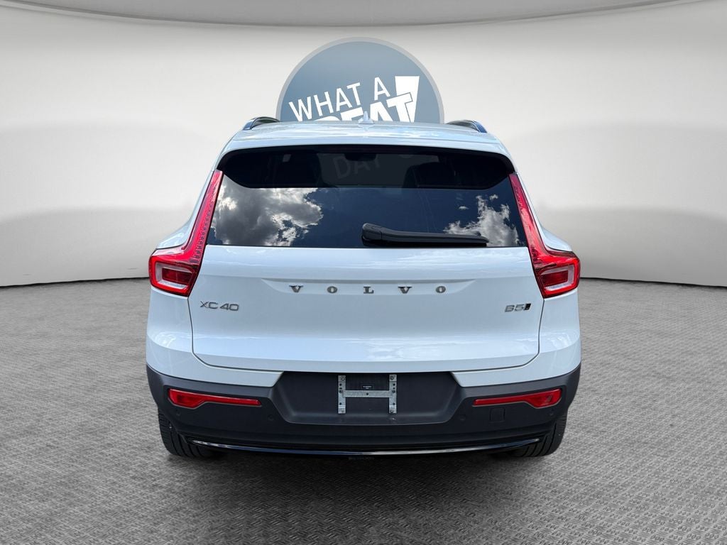 2023 Volvo XC40 B5 Plus Dark Theme