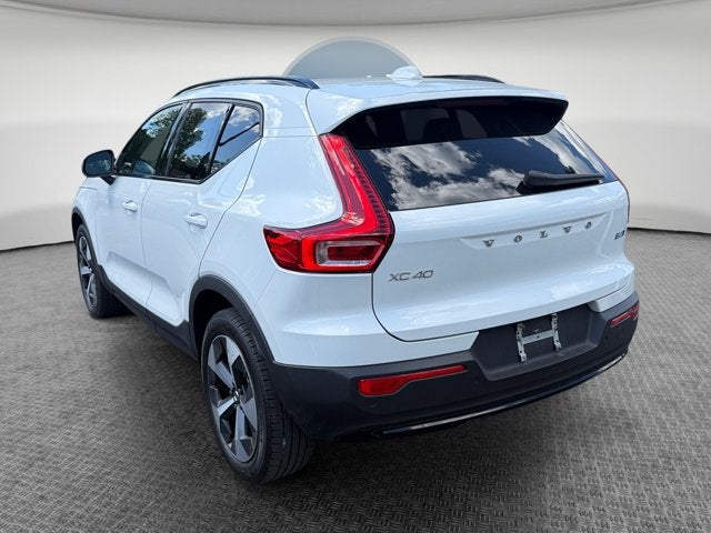2023 Volvo XC40 B5 Plus Dark Theme