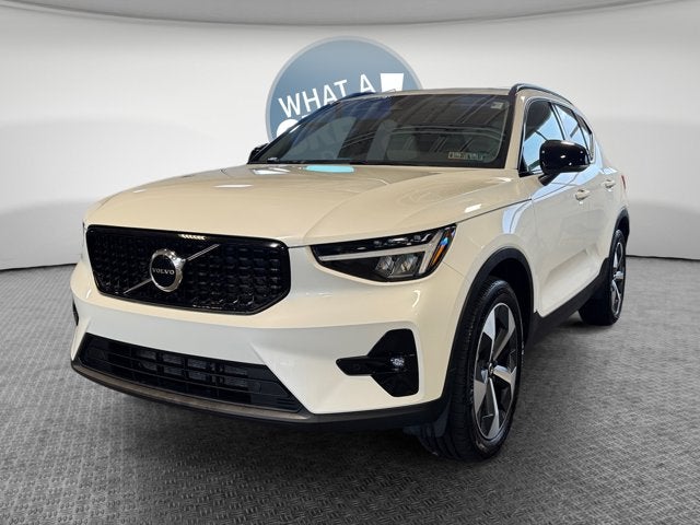 2023 Volvo XC40 B5 Plus Dark Theme