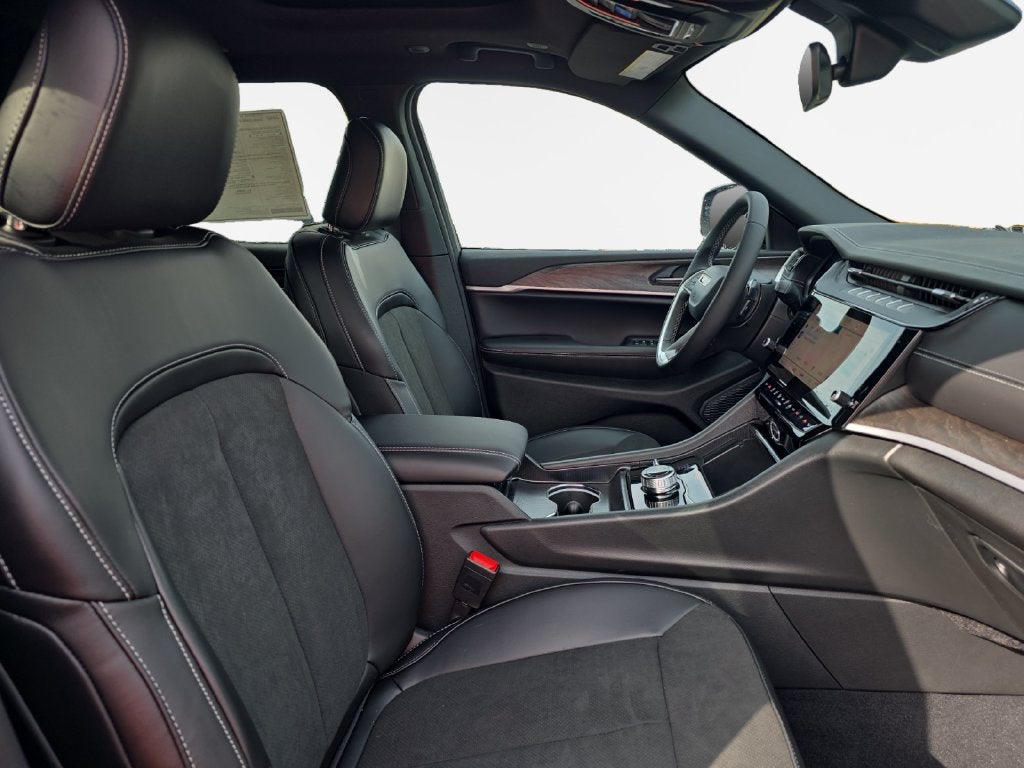 2027 Jeep Grand Cherokee Laredo Altitude