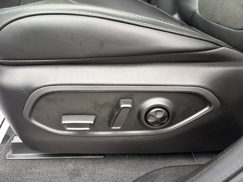 2027 Jeep Grand Cherokee Laredo Altitude