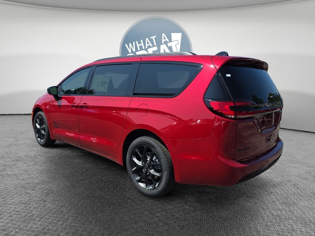2027 Chrysler Pacifica Select