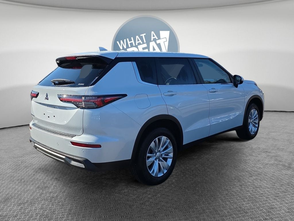 2026 Mitsubishi Outlander ES