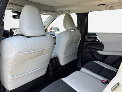 2025 Mitsubishi Outlander SE