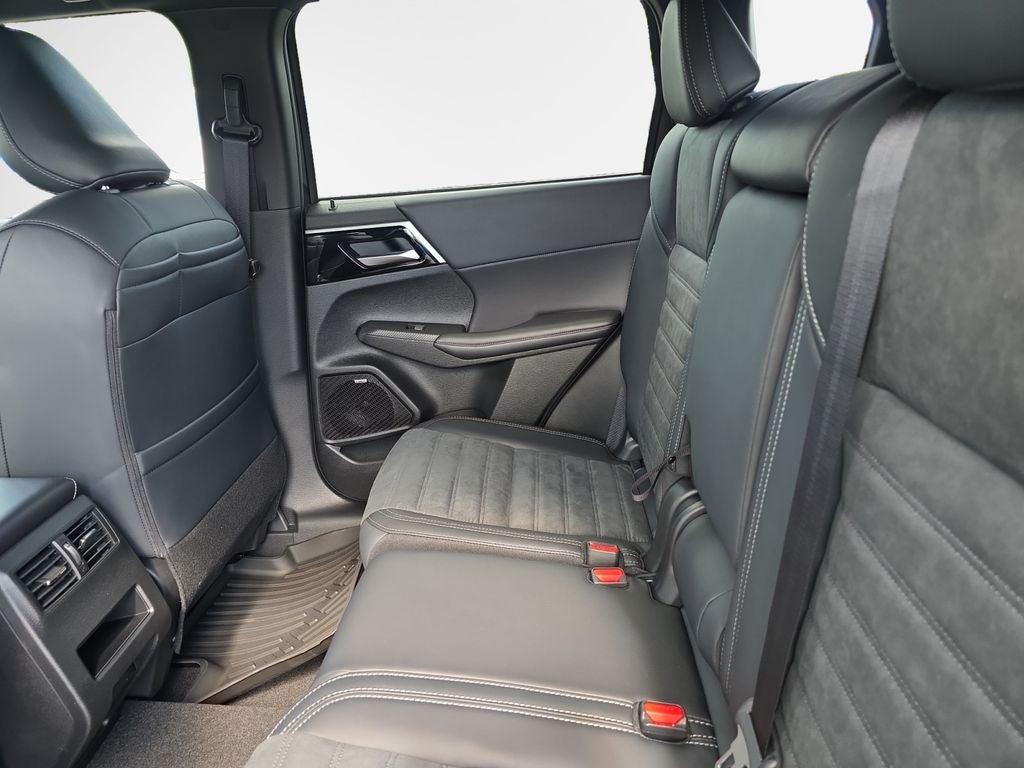 2026 Mitsubishi Outlander LE