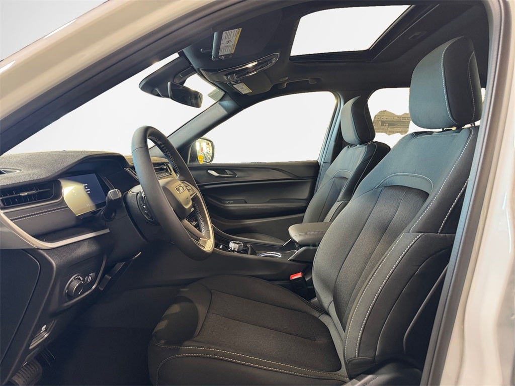 2025 Jeep Grand Cherokee Base