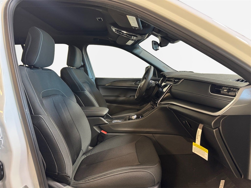 2025 Jeep Grand Cherokee Base