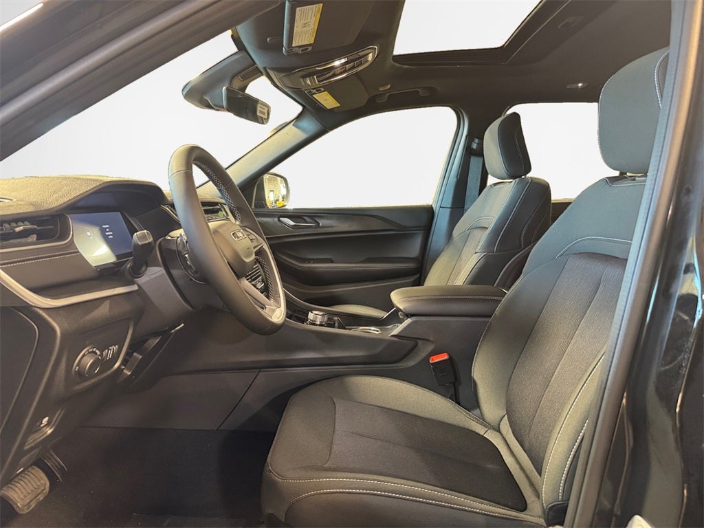 2025 Jeep Grand Cherokee Base