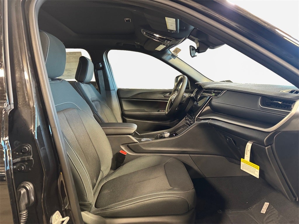 2025 Jeep Grand Cherokee Base