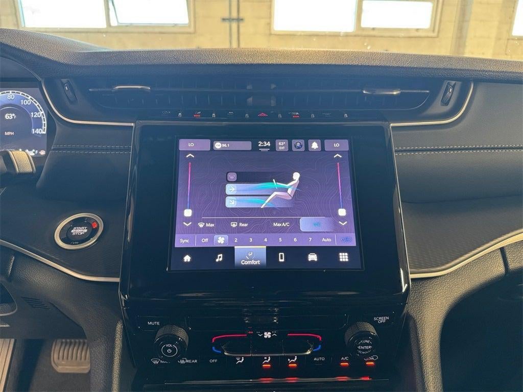 2025 Jeep Grand Cherokee Base