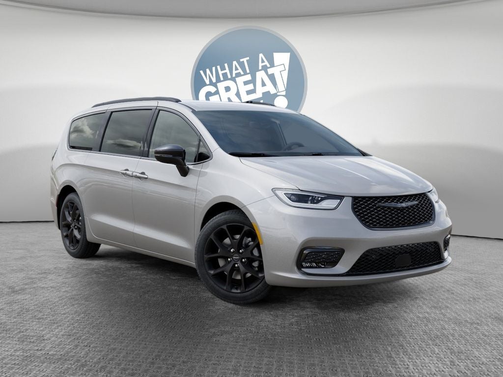 2026 Chrysler Pacifica Select AWD's photo