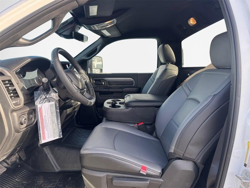 2026 RAM 5500HD Tradesman DRW 4x2 / 6.4L Hemi V8 / 120" CA Chassis