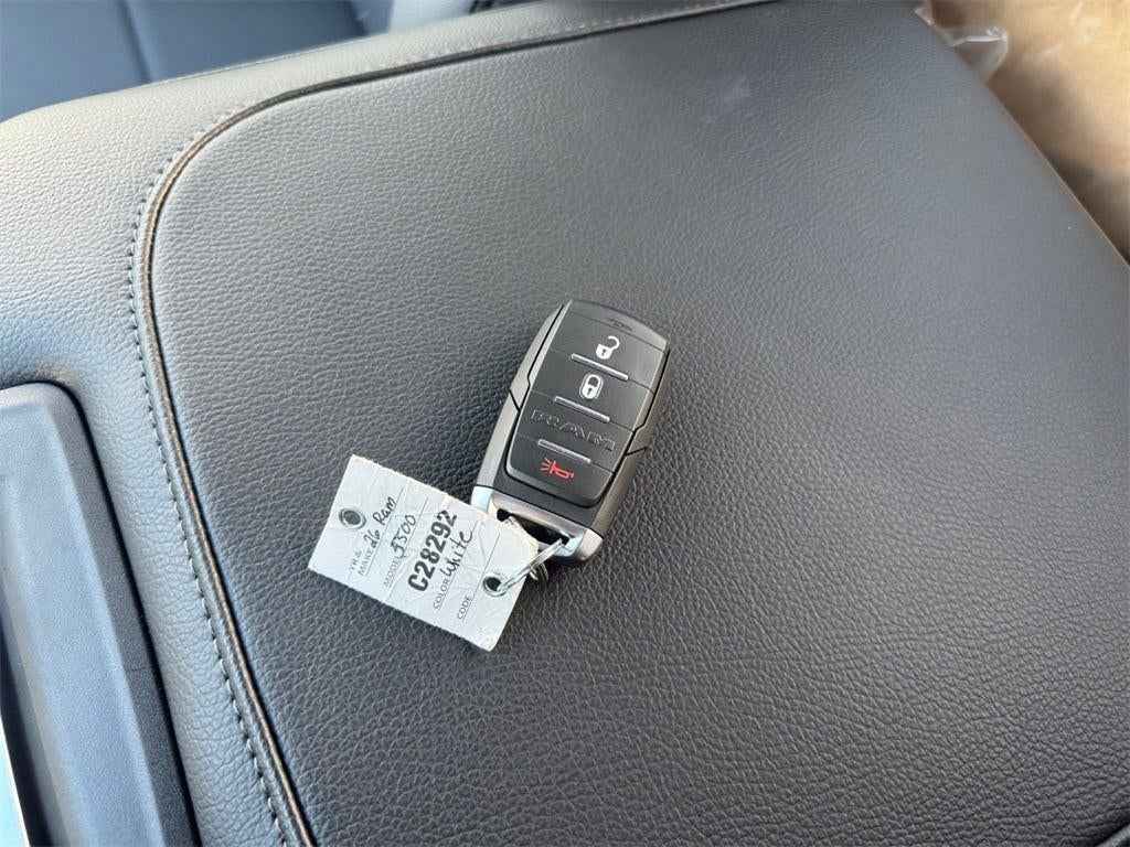 2026 RAM 5500HD Tradesman DRW 4x2 / 6.4L Hemi V8 / 120" CA Chassis