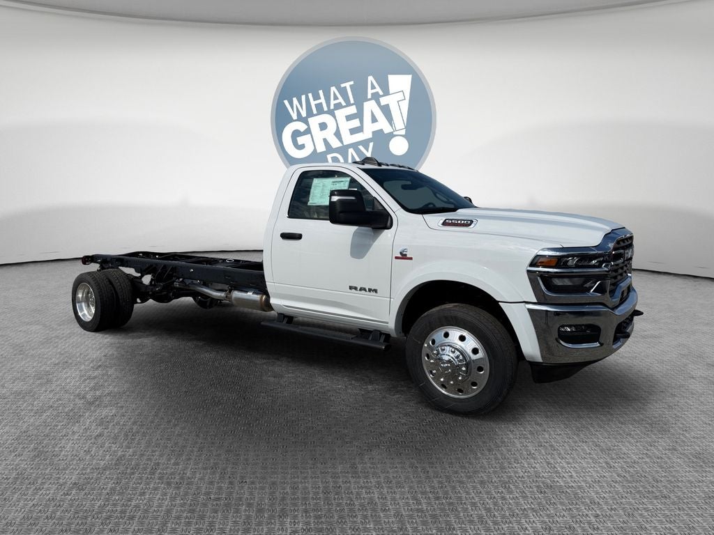 2026 RAM 5500 Big Horn DRW 4x4 / 6.7L Diesel / 120" CA Chassis (Midship)