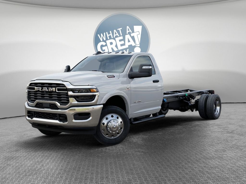 2026 RAM 5500 Big Horn DRW 4x4 / 6.7L Diesel / 120" CA Chassis (Midship)