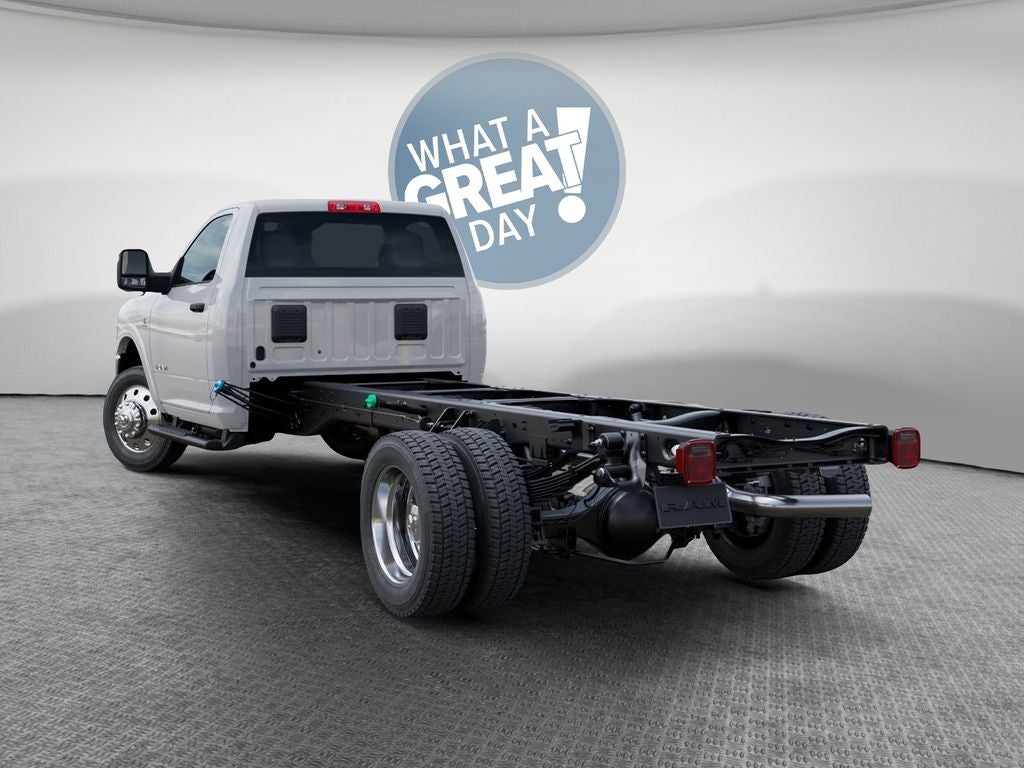 2026 RAM 5500 Big Horn DRW 4x4 / 6.7L Diesel / 120" CA Chassis (Midship)