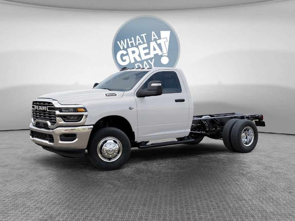 2027 RAM 3500 Tradesman DRW 4x4 / 6.4L V8 / 60" CA Chassis