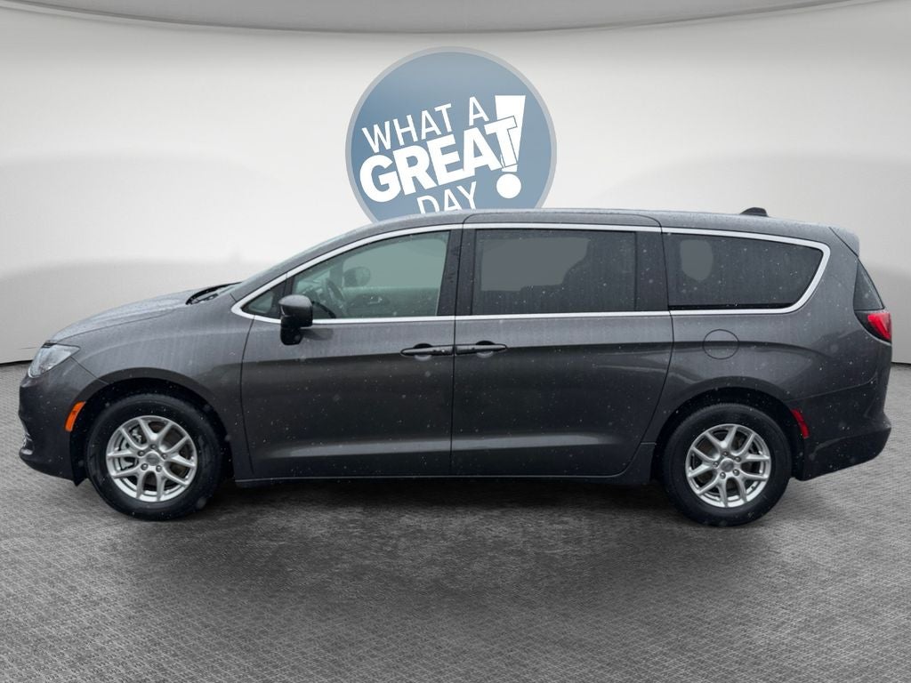 2023 Chrysler Voyager LX