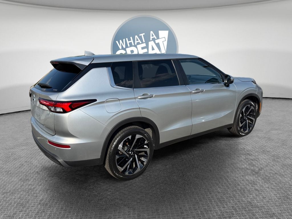 2022 Mitsubishi Outlander ES