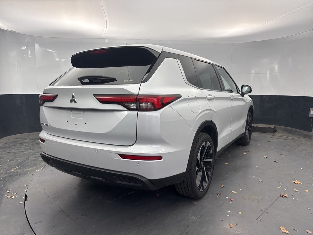 2022 Mitsubishi Outlander ES