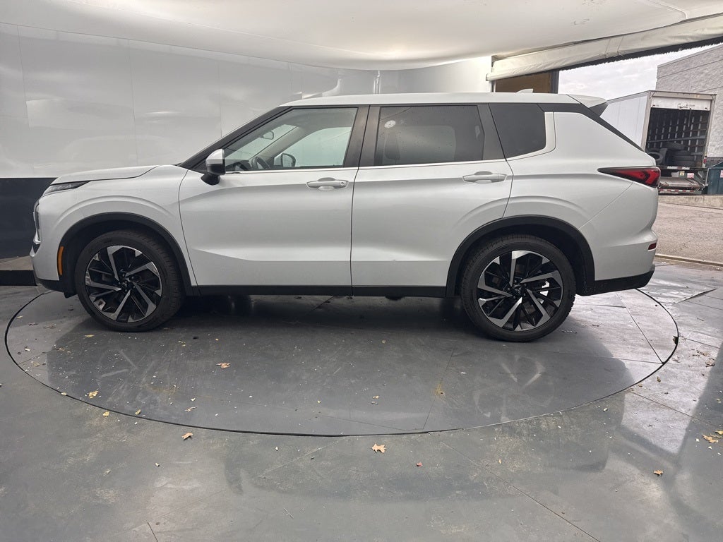 2022 Mitsubishi Outlander ES