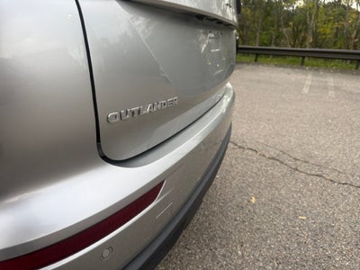 2022 Mitsubishi Outlander ES
