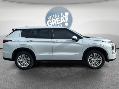 2022 Mitsubishi Outlander ES