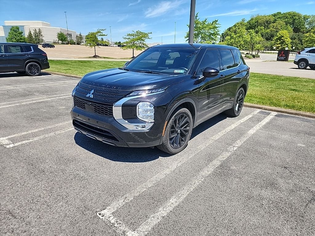 2022 Mitsubishi Outlander Base