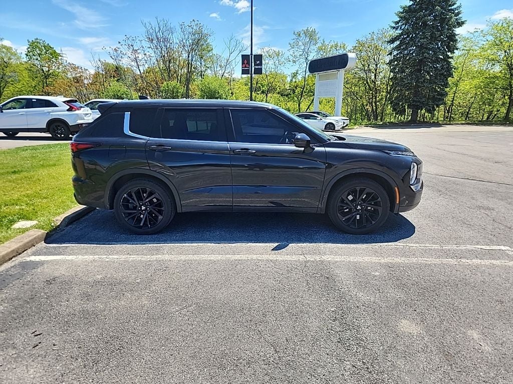 2022 Mitsubishi Outlander Base