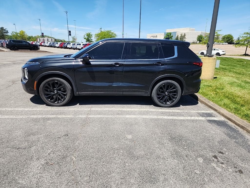 2022 Mitsubishi Outlander Base