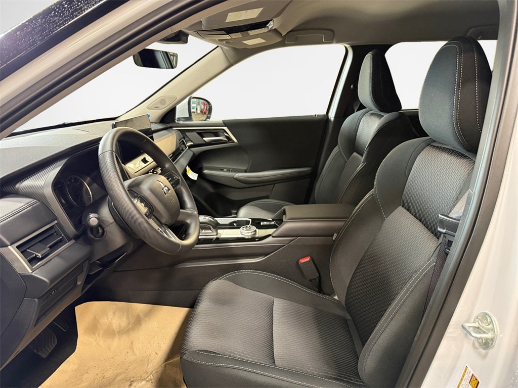 2025 Mitsubishi Outlander ES