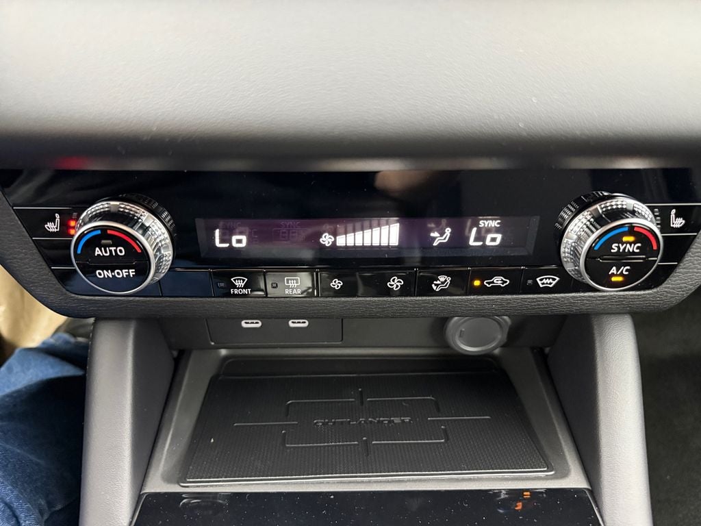 2026 Mitsubishi Outlander ES