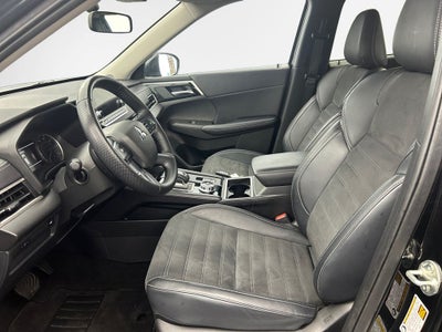 2024 Mitsubishi Outlander Base