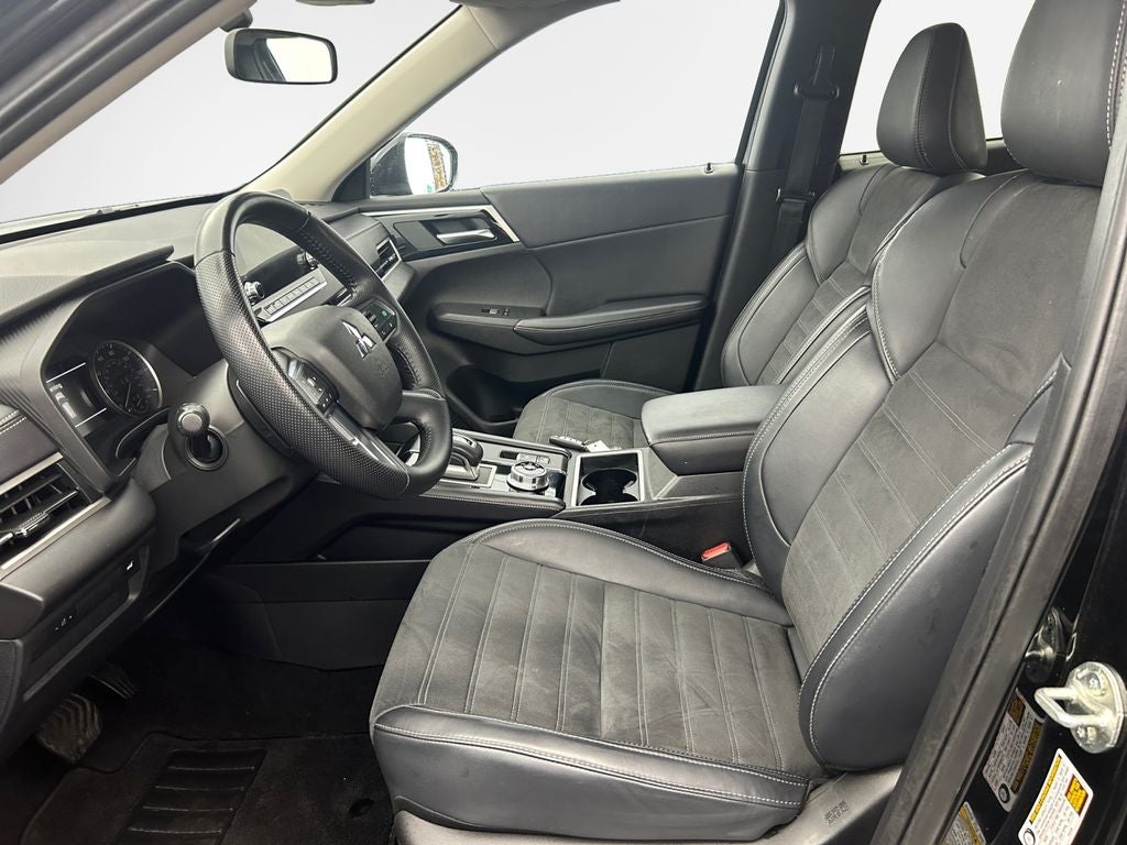 2024 Mitsubishi Outlander Base