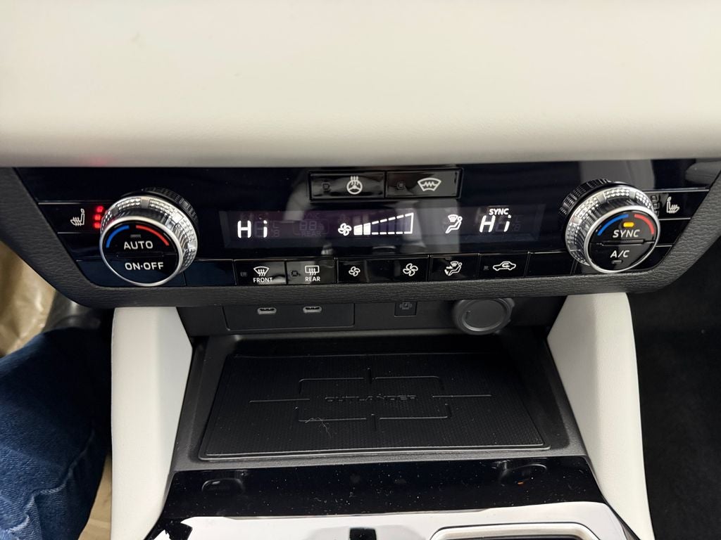 2026 Mitsubishi Outlander SE