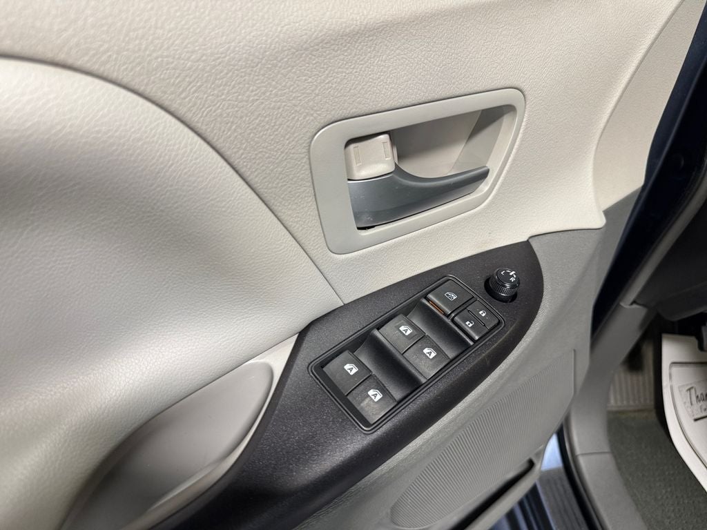 2015 Toyota Sienna LE 7 Passenger
